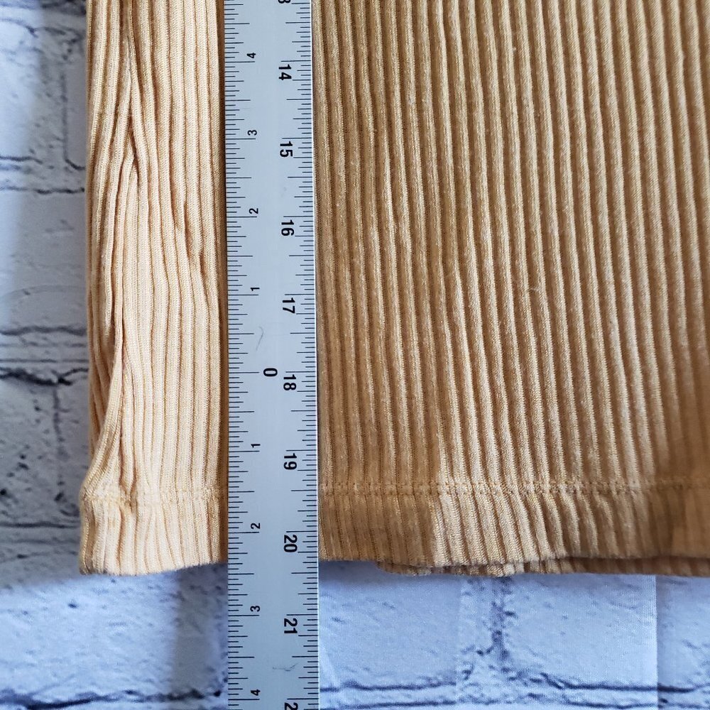 The Limited Ribbed Top - Picture 4 of 5